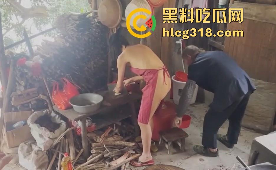 慰问孤寡老人！女子携闺蜜下乡送温暖 换上围裙真空做饭勾引大爷 可惜啊大爷好像不太行！-11