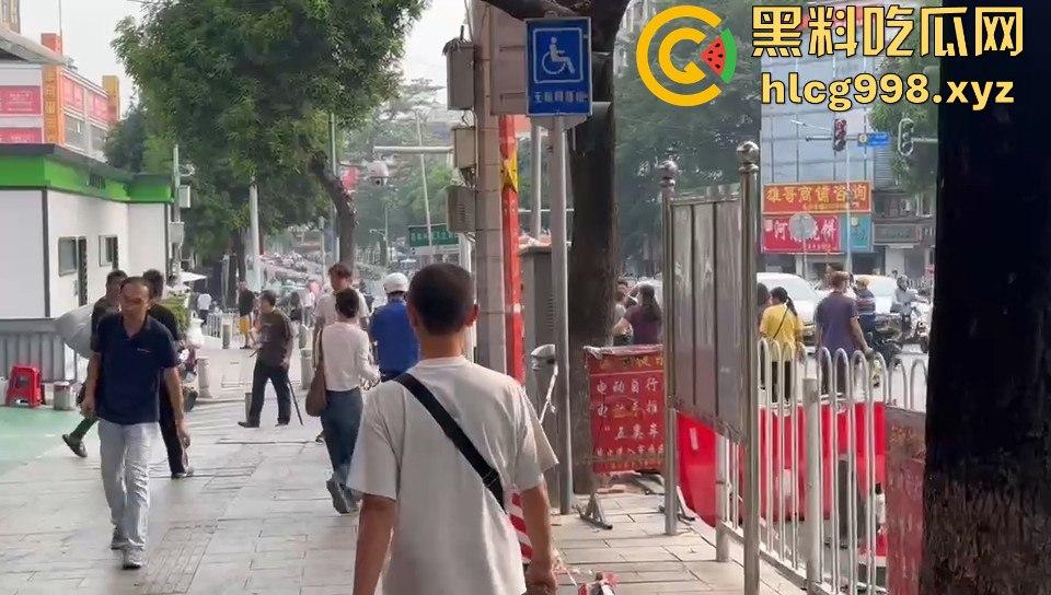 广州小贩怒怼城管，棍子一抄追着满街跑！城管扣车扣货，真就欺软怕硬？-2