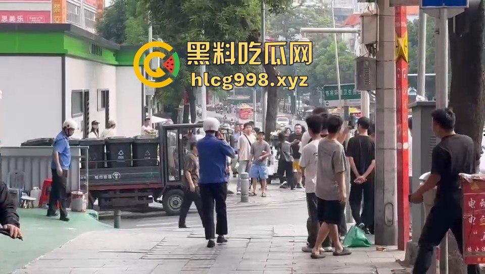广州小贩怒怼城管，棍子一抄追着满街跑！城管扣车扣货，真就欺软怕硬？-6