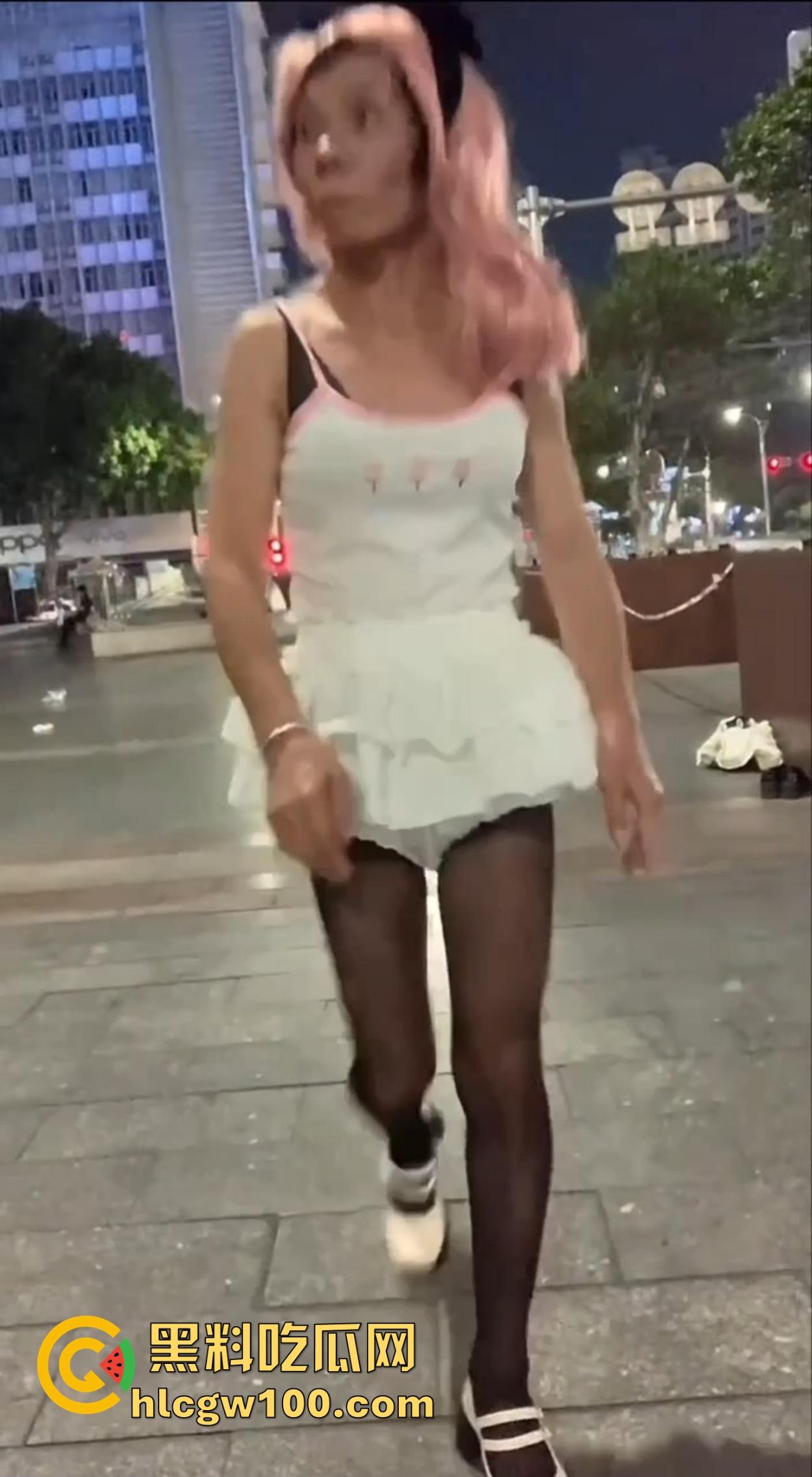 麦当劳门口深夜骚动,六旬大爷黑丝短裙深夜热舞震惊全网,粉发短裙辣眼睛,这套餐真难下嘴谁吃得下这道硬菜?-1