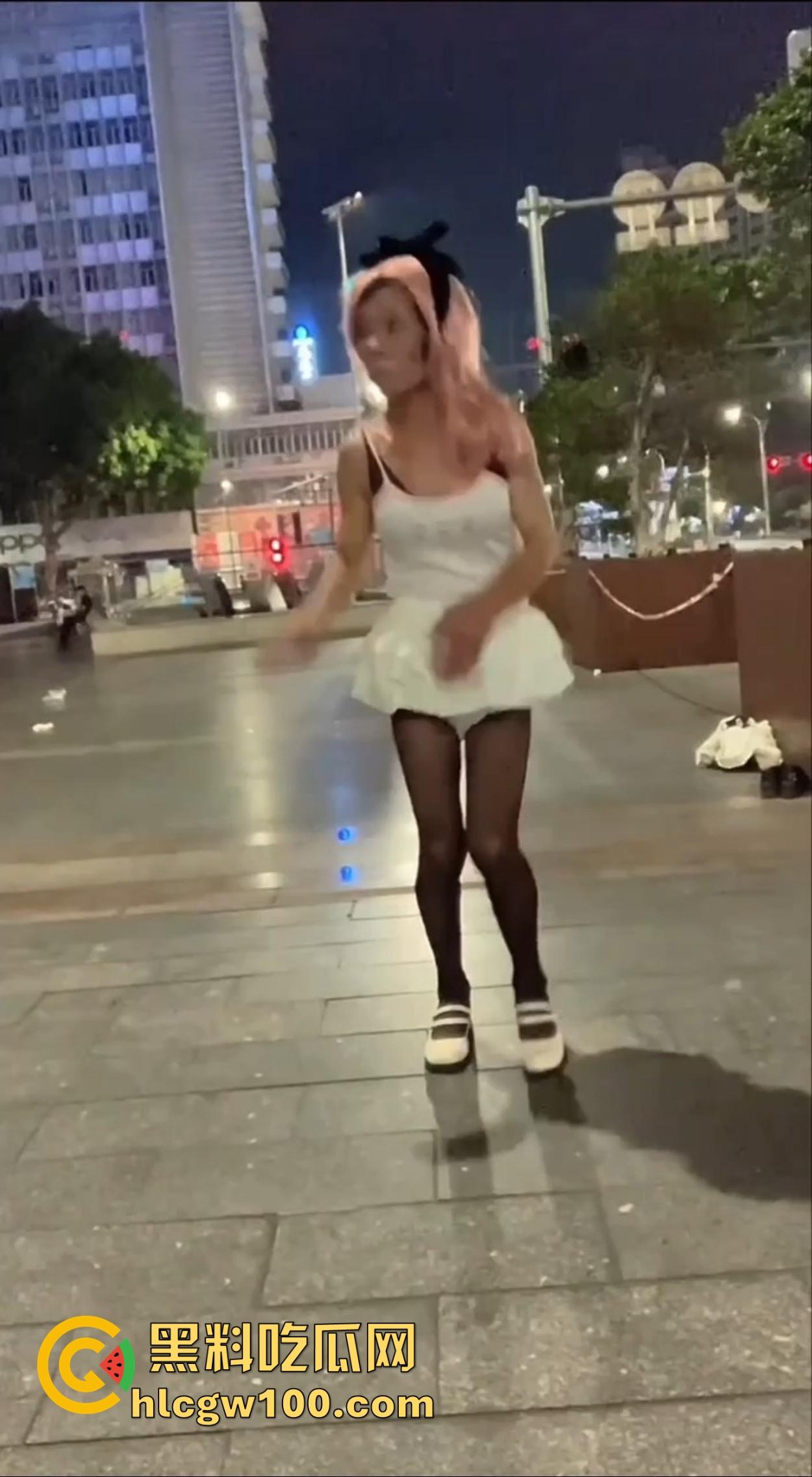 麦当劳门口深夜骚动,六旬大爷黑丝短裙深夜热舞震惊全网,粉发短裙辣眼睛,这套餐真难下嘴谁吃得下这道硬菜?-2