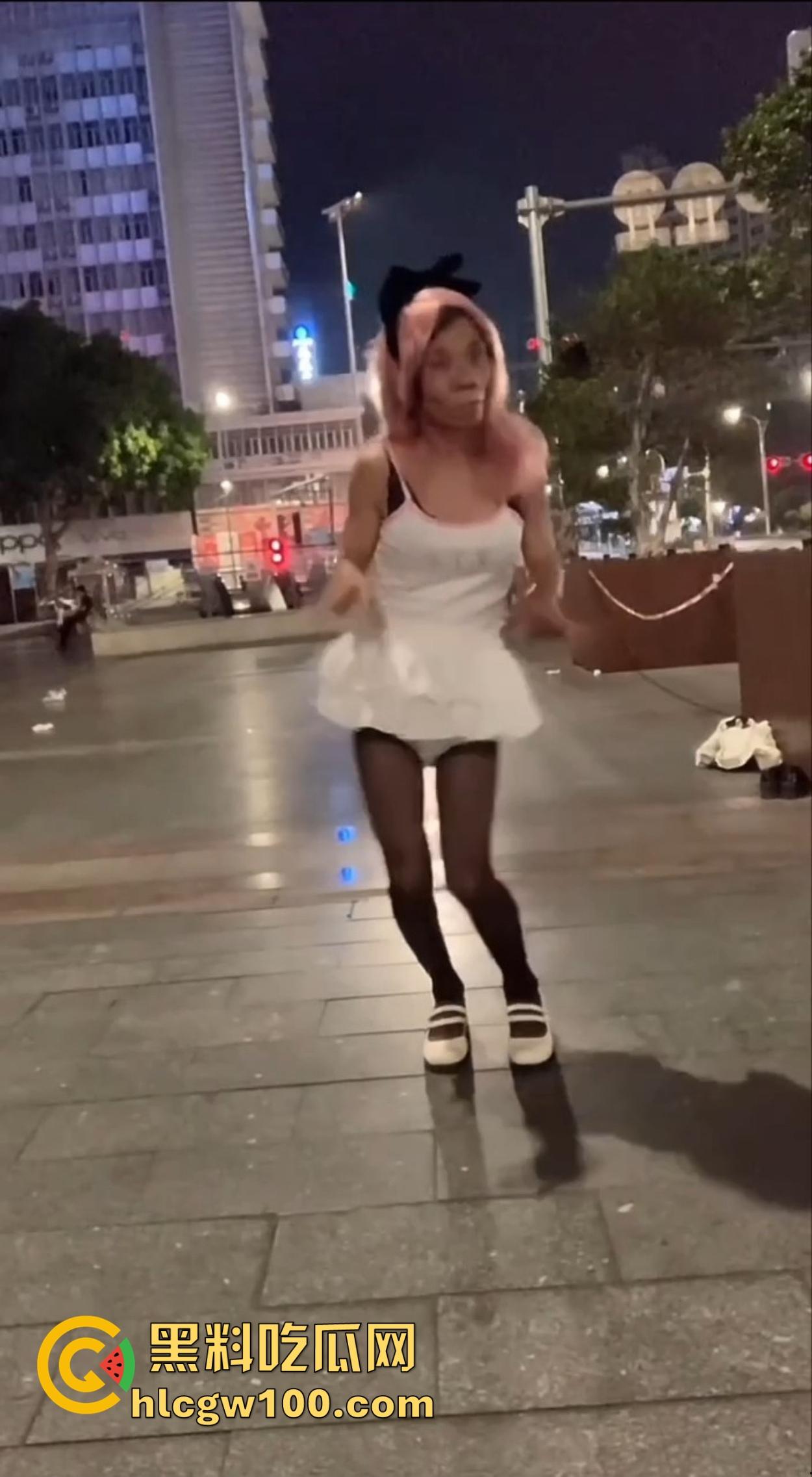 麦当劳门口深夜骚动,六旬大爷黑丝短裙深夜热舞震惊全网,粉发短裙辣眼睛,这套餐真难下嘴谁吃得下这道硬菜?-3