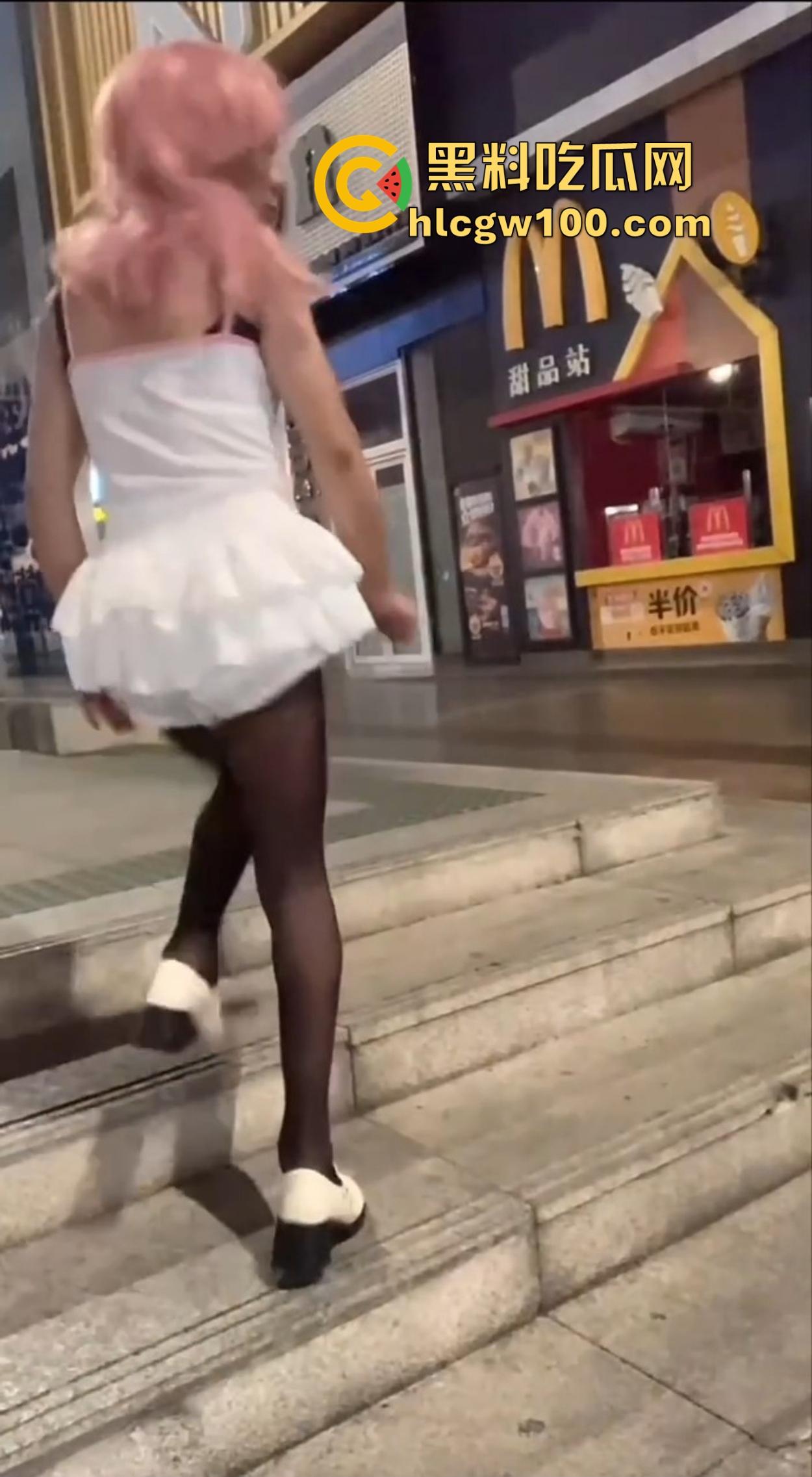 麦当劳门口深夜骚动,六旬大爷黑丝短裙深夜热舞震惊全网,粉发短裙辣眼睛,这套餐真难下嘴谁吃得下这道硬菜?-7