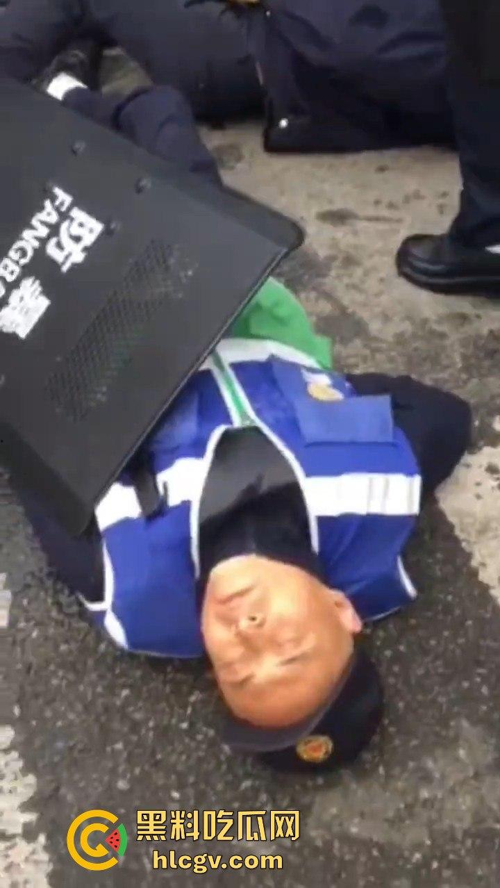 卖鱼商贩与城管爆发冲突！剪刀挥舞，两名城管被推倒，金牛区城管局称现场混乱不堪！-2