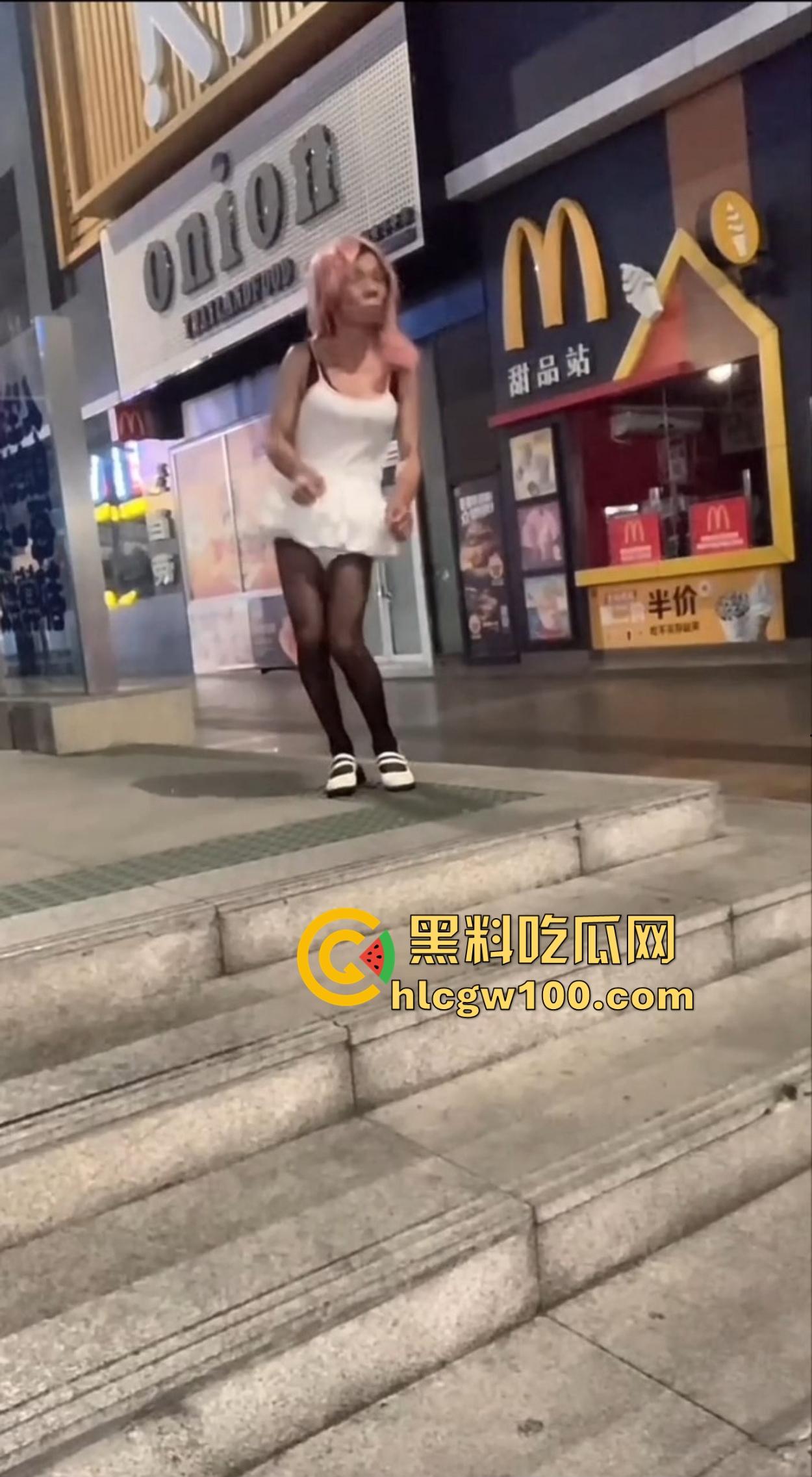 麦当劳门口深夜骚动,六旬大爷黑丝短裙深夜热舞震惊全网,粉发短裙辣眼睛,这套餐真难下嘴谁吃得下这道硬菜?-10