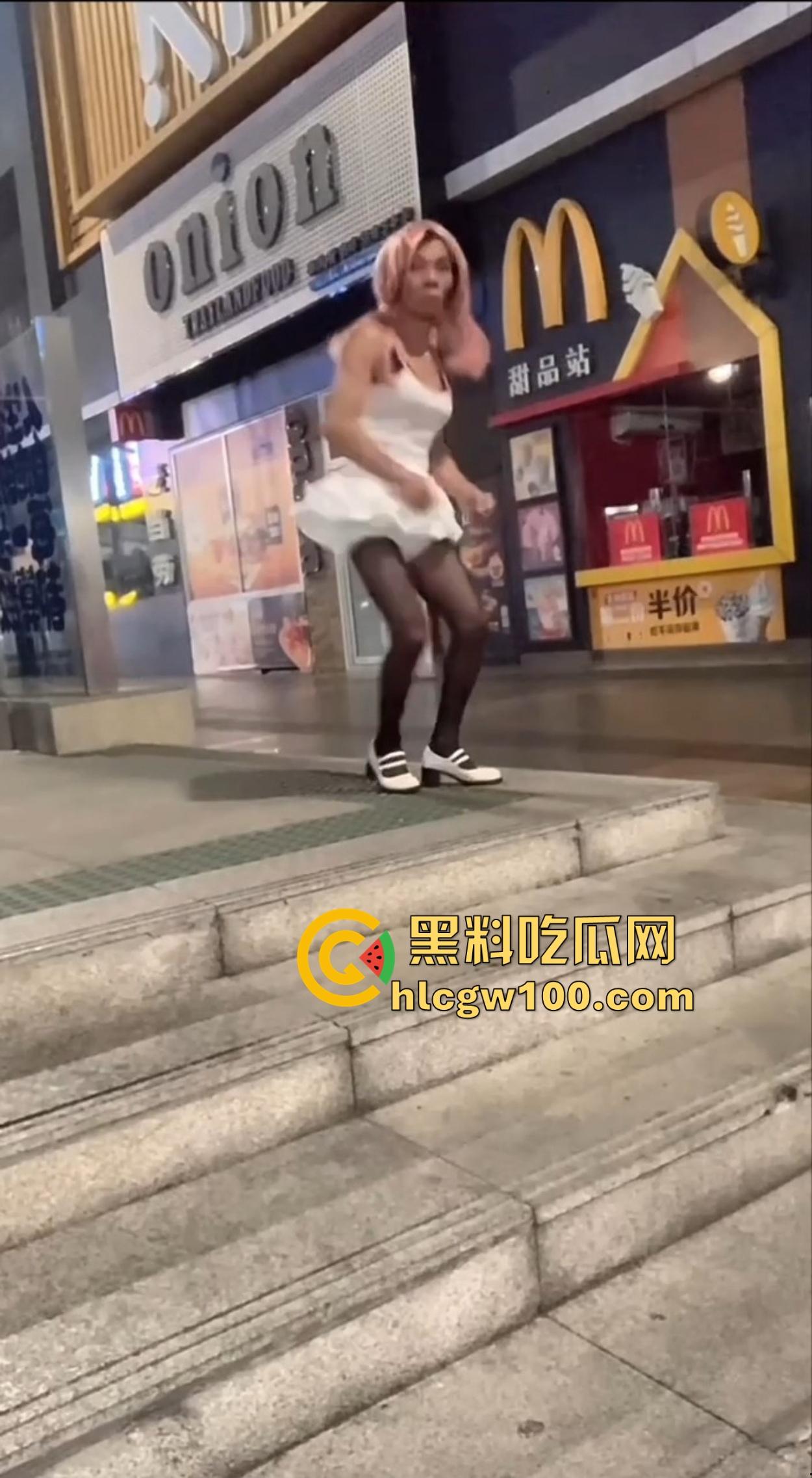 麦当劳门口深夜骚动,六旬大爷黑丝短裙深夜热舞震惊全网,粉发短裙辣眼睛,这套餐真难下嘴谁吃得下这道硬菜?-11