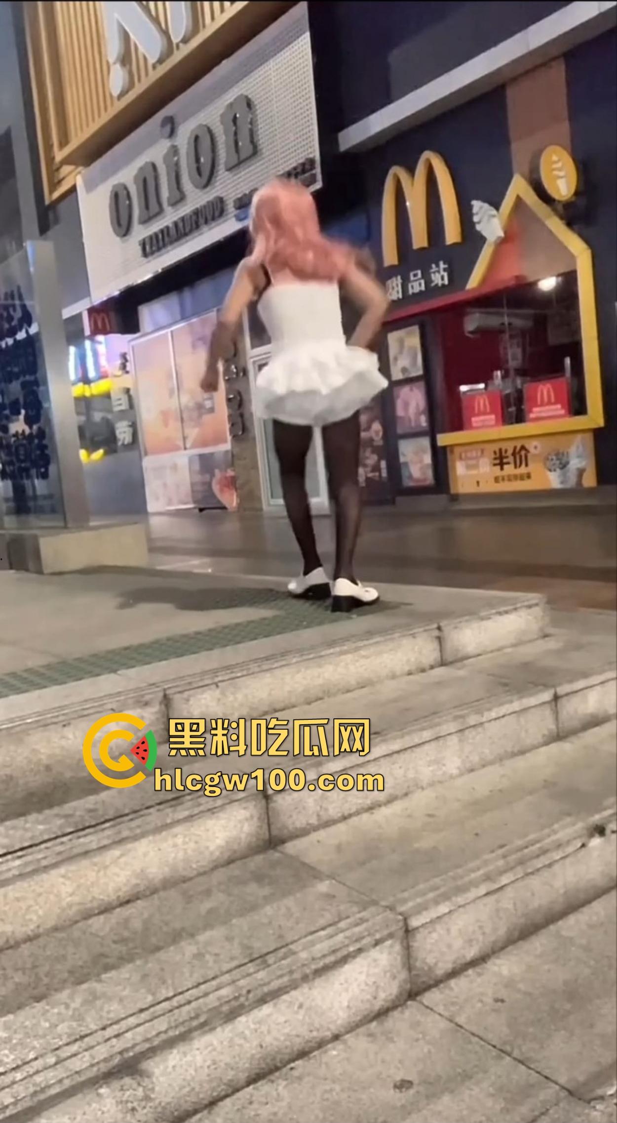 麦当劳门口深夜骚动,六旬大爷黑丝短裙深夜热舞震惊全网,粉发短裙辣眼睛,这套餐真难下嘴谁吃得下这道硬菜?-12