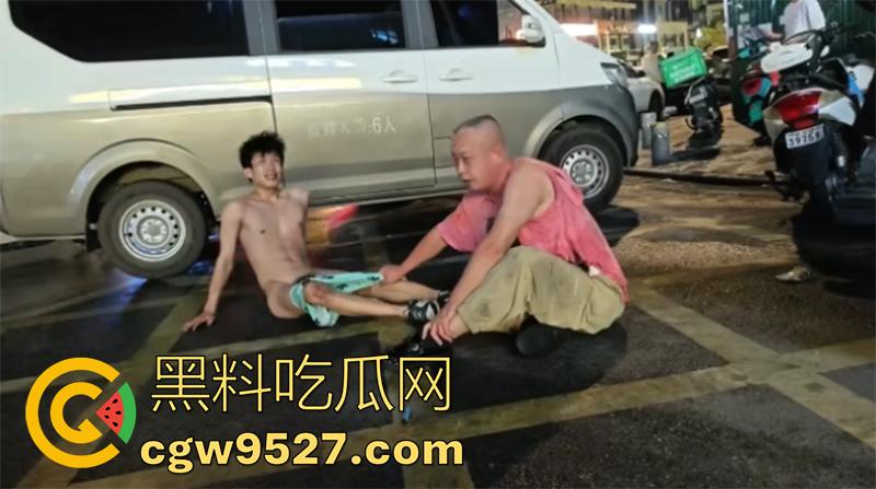 街拍愤怒小伙爆揍大爷，大爷扯着不让他走，小伙拼命逃离，竟把裤子扯下来，当街曝光太残暴了！-6