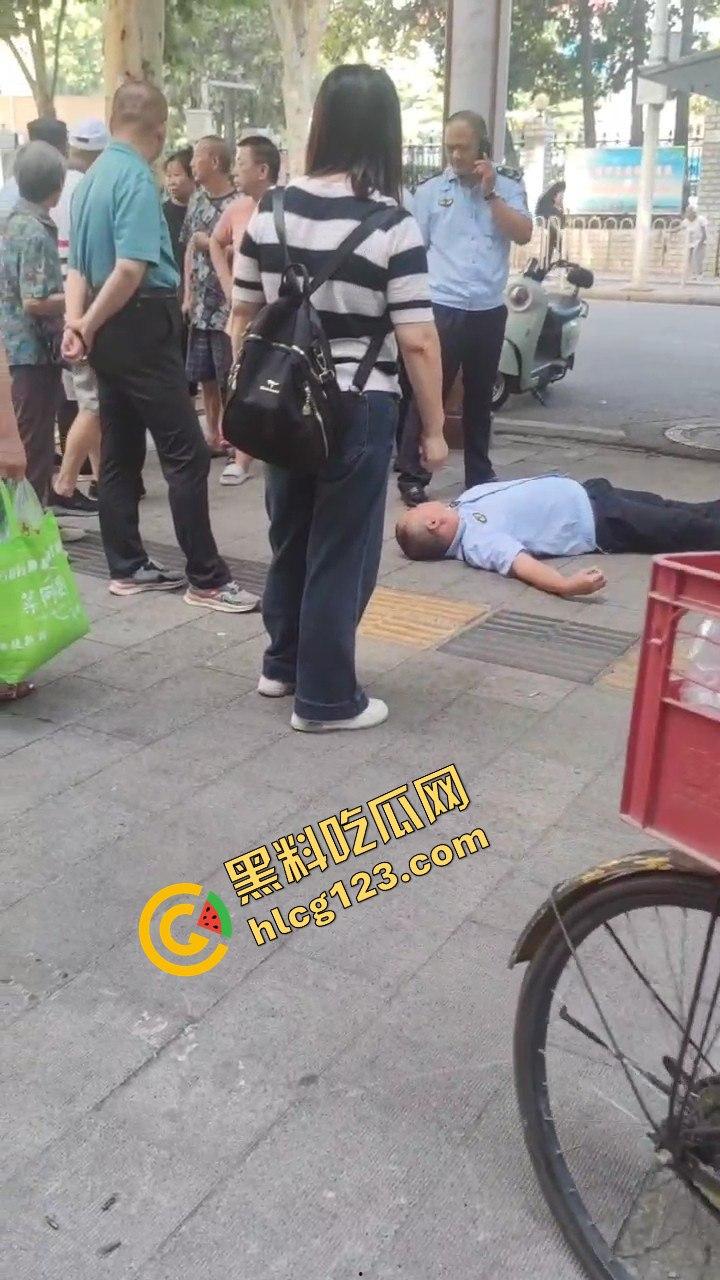 武汉超雄城管上演碰瓷大戏！大爷还没躺下他先躺，直接倒地喊头疼，懵逼大爷无路可走！-1