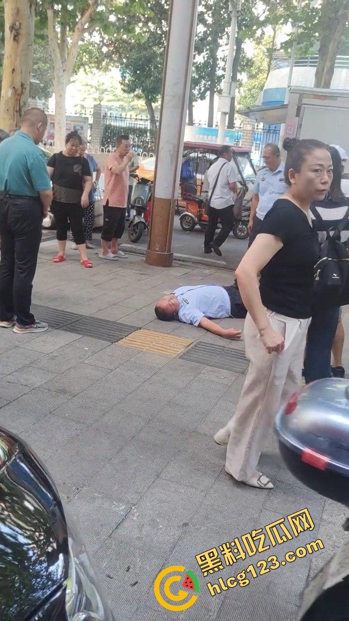 武汉超雄城管上演碰瓷大戏！大爷还没躺下他先躺，直接倒地喊头疼，懵逼大爷无路可走！-3