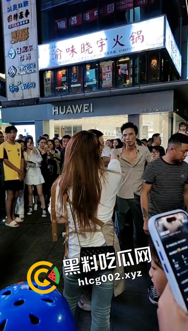 重庆垫江 榜一大哥线下真实刷了三十万不理人的女主播 没有路人阻拦臭女人要被打死 现场视频流出 前排吃瓜-6