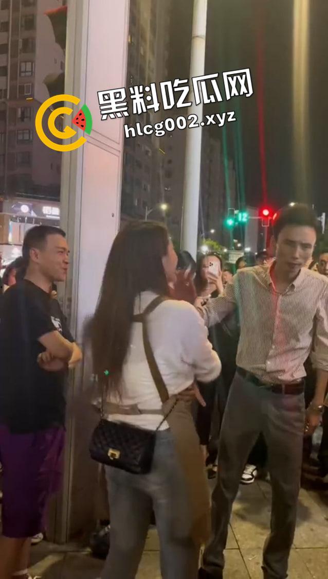 重庆垫江 榜一大哥线下真实刷了三十万不理人的女主播 没有路人阻拦臭女人要被打死 现场视频流出 前排吃瓜-7