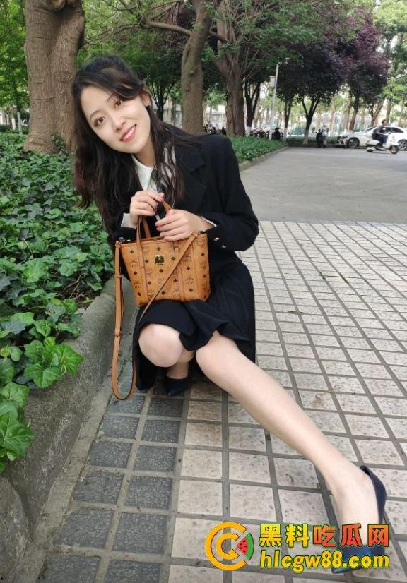 南京大学艺术学院大三贱母狗『杨豆豆』跟新闻狗李某轩搞破鞋,内射烂逼还舔得香,老子曝光这骚货微信随便操!-4