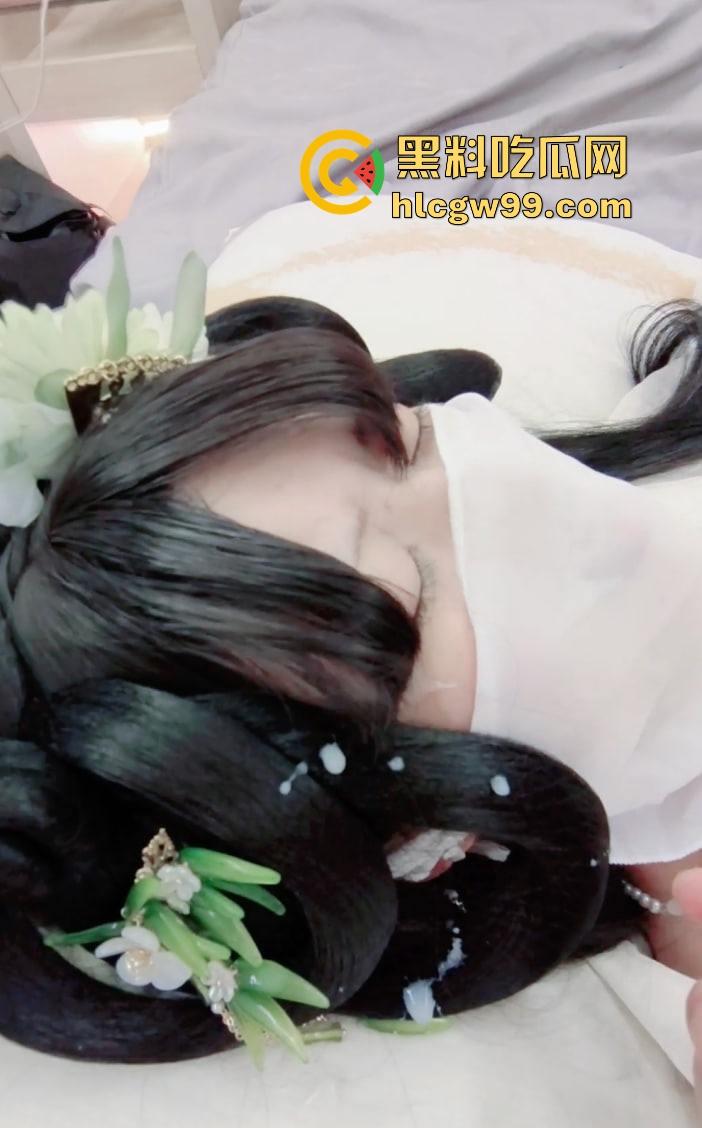 古风白虎小婊砸跪舔侍奉金主，娇滴滴求肏被操到失神，大哥爽的都把妹子骚穴肏到喷尿了淫水四溅！-8