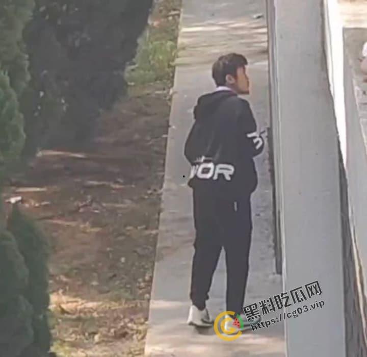 山东外事学院  一男学生偷内裤 精挑细选一条红色大妈裤  被楼上女生拍下曝光  校园群里疯传-6