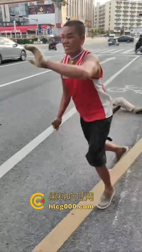 南宁街头惊现持刀捅人，抢劫后无差别捅人，路过行人见人就捅，围观群众惊恐报警，场面触目惊心！-1