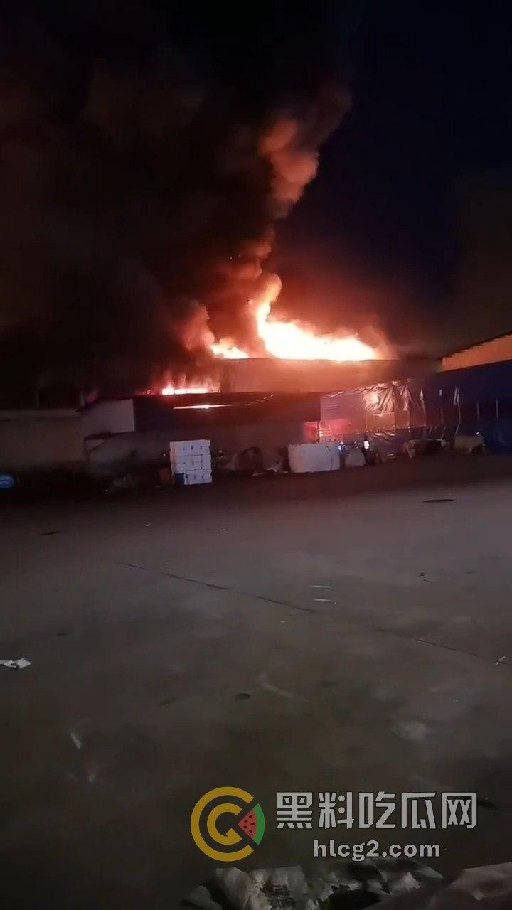 佛山火灾大爆炸！20多家商铺被吞噬，凌晨恐怖场面令人咋舌-5