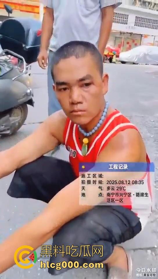 南宁街头惊现持刀捅人，抢劫后无差别捅人，路过行人见人就捅，围观群众惊恐报警，场面触目惊心！-8