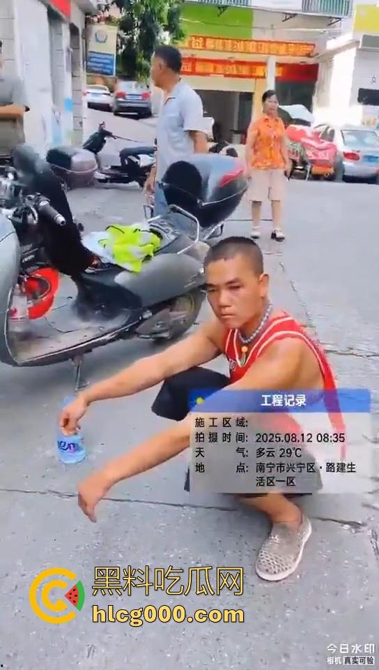 南宁街头惊现持刀捅人，抢劫后无差别捅人，路过行人见人就捅，围观群众惊恐报警，场面触目惊心！-9