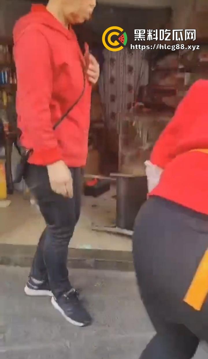 四川红旗骚女踩错油门当刹车，100码撞飞路人，车砸路沿顾客吓死个人真马路杀手！-2