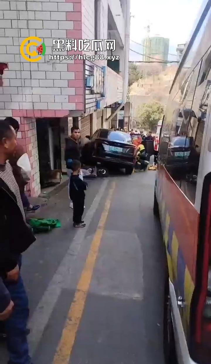 四川红旗骚女踩错油门当刹车，100码撞飞路人，车砸路沿顾客吓死个人真马路杀手！-6