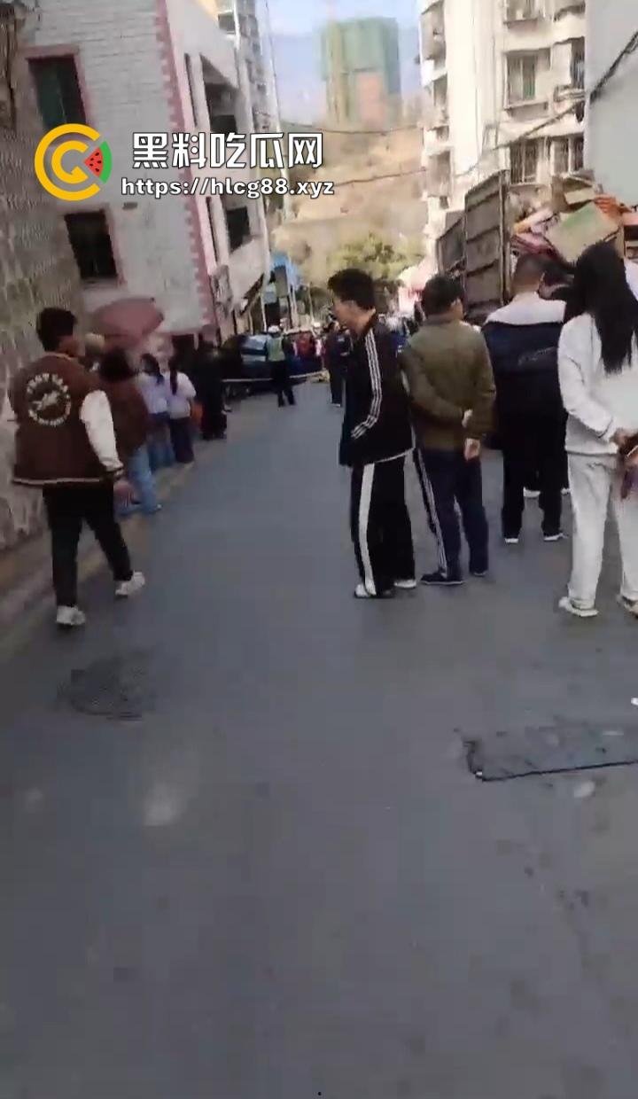 四川红旗骚女踩错油门当刹车，100码撞飞路人，车砸路沿顾客吓死个人真马路杀手！-7