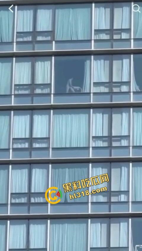 城里人真会玩，玻璃当镜子不够刺激？窗帘都懒得拉，女主直接对着玻璃开车，华为用户一键高清记录！-7