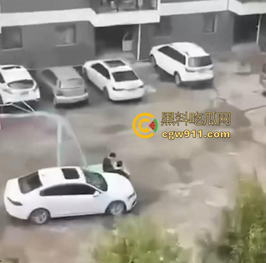 情侣小区公共篮球场情不自禁激情野战,篮球架下偷吃禁果,女生专心吃鸡男生放风盯哨,极其刺激!-1