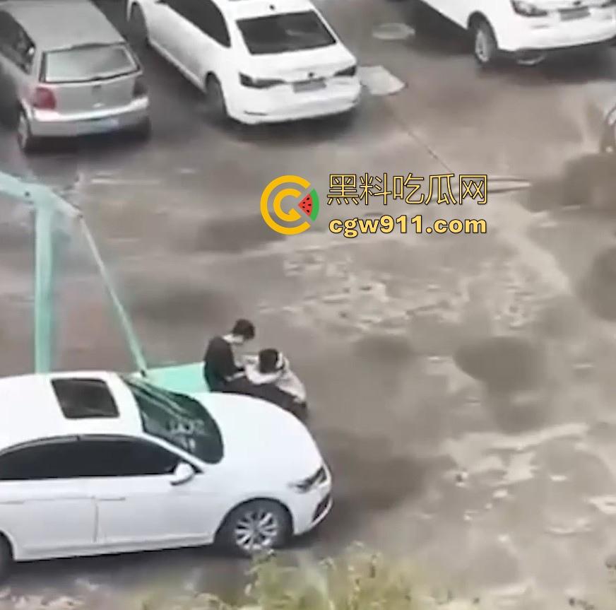 情侣小区公共篮球场情不自禁激情野战,篮球架下偷吃禁果,女生专心吃鸡男生放风盯哨,极其刺激!-2