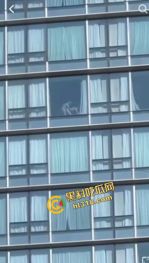 城里人真会玩，玻璃当镜子不够刺激？窗帘都懒得拉，女主直接对着玻璃开车，华为用户一键高清记录！-11