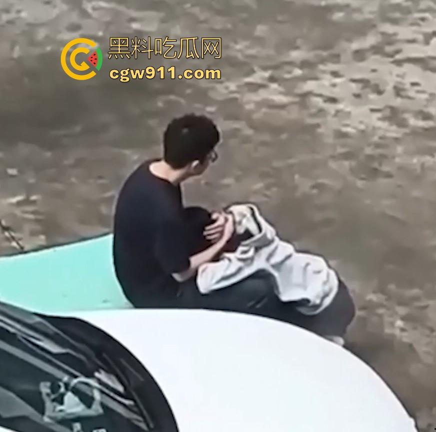 情侣小区公共篮球场情不自禁激情野战,篮球架下偷吃禁果,女生专心吃鸡男生放风盯哨,极其刺激!-8