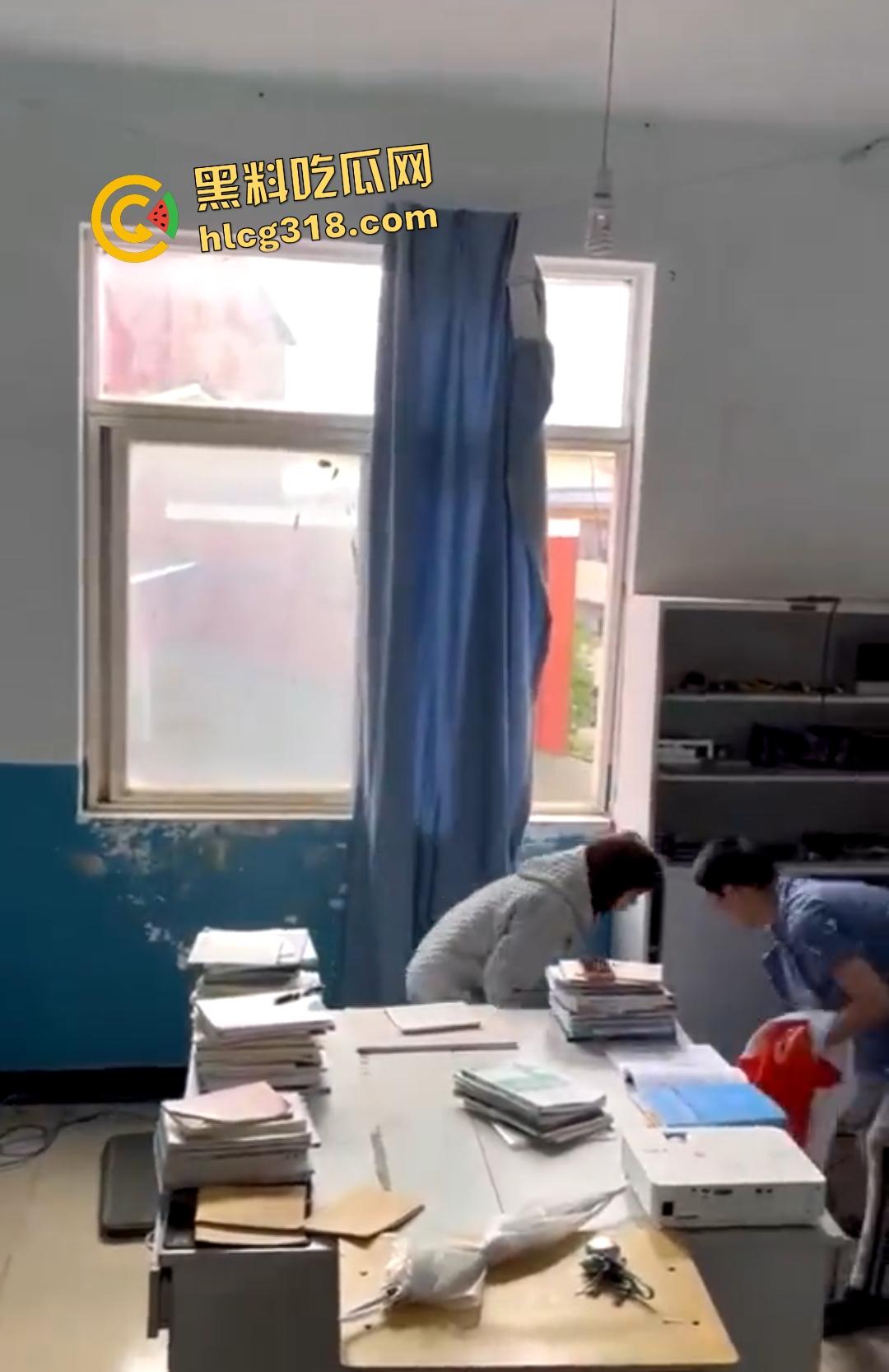 计算机维护小组办公室大学生偷情做爱被主任抓包,女的还想拍照留念坏事变好事!-3