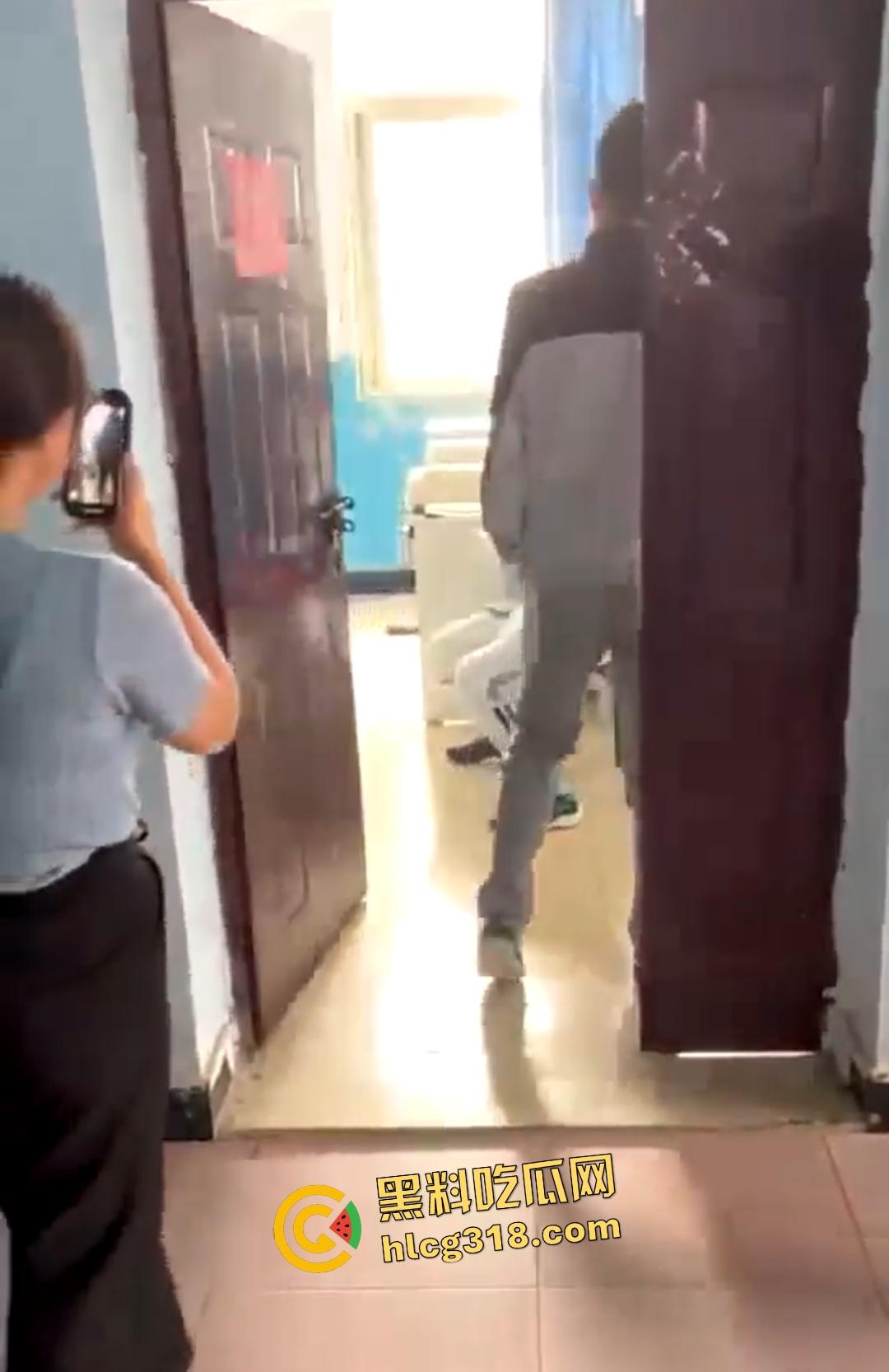 计算机维护小组办公室大学生偷情做爱被主任抓包,女的还想拍照留念坏事变好事!-6