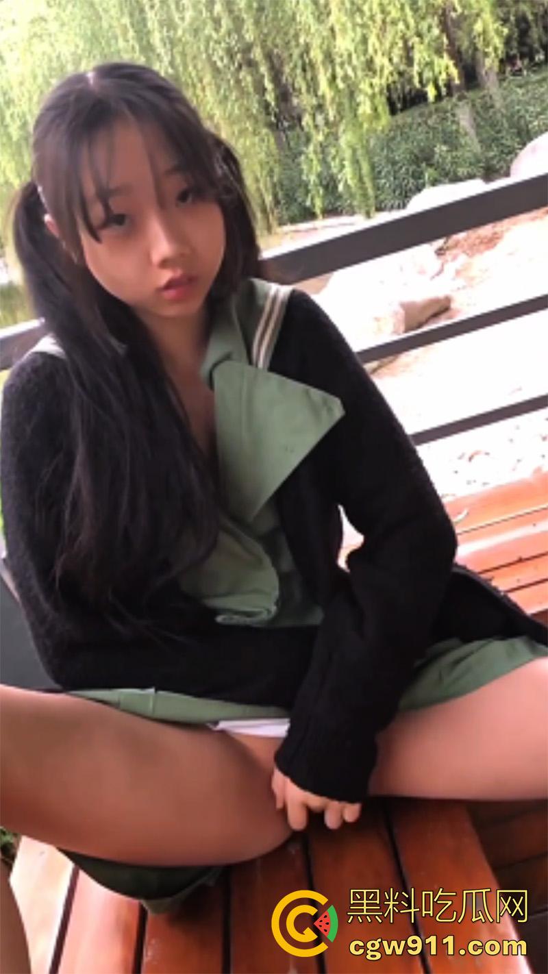 极品萝莉【浆果儿】被包养合集，为了钱被调教成资深的小母狗，全裸真空户外露出，带三位闺蜜一起侍奉金主！-7