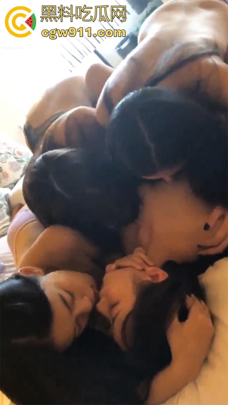 极品萝莉【浆果儿】被包养合集，为了钱被调教成资深的小母狗，全裸真空户外露出，带三位闺蜜一起侍奉金主！-11