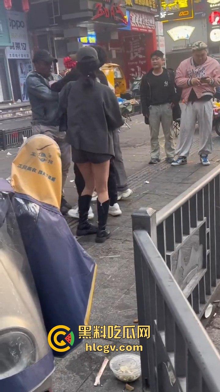 长沙黑皮蛋调戏妇女被当场抓获！以为在中国就能为所欲为，结果翻车了！-1