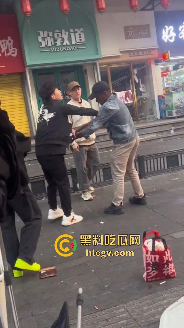 长沙黑皮蛋调戏妇女被当场抓获！以为在中国就能为所欲为，结果翻车了！-8