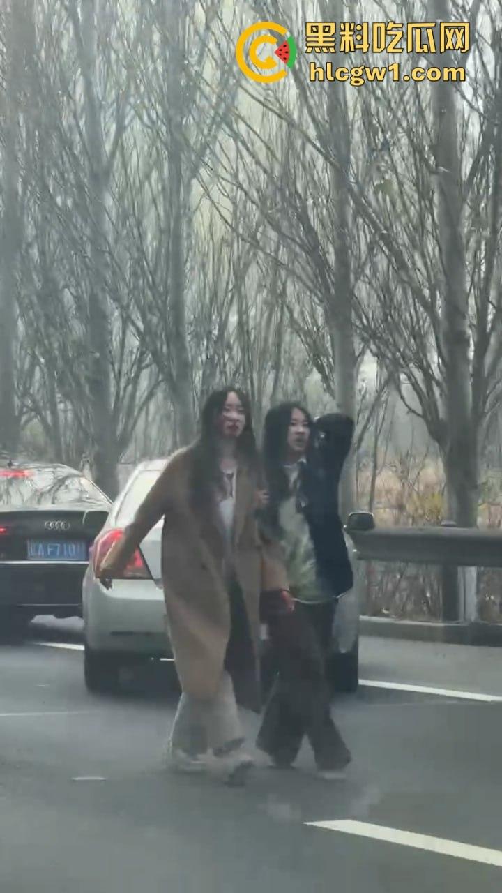 辽宁沈阳高速大巴车侧翻起火 50多名学生烧伤惨重 真实现场视频流出-3