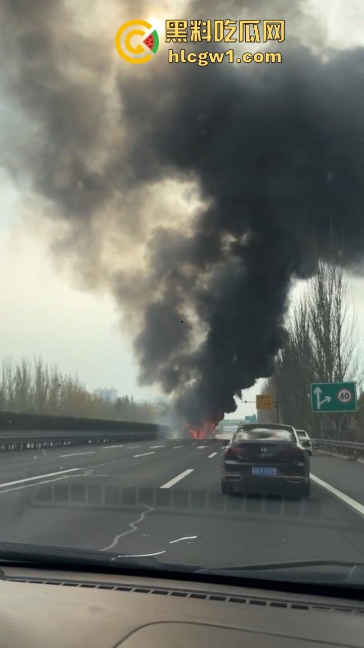 辽宁沈阳高速大巴车侧翻起火 50多名学生烧伤惨重 真实现场视频流出-4