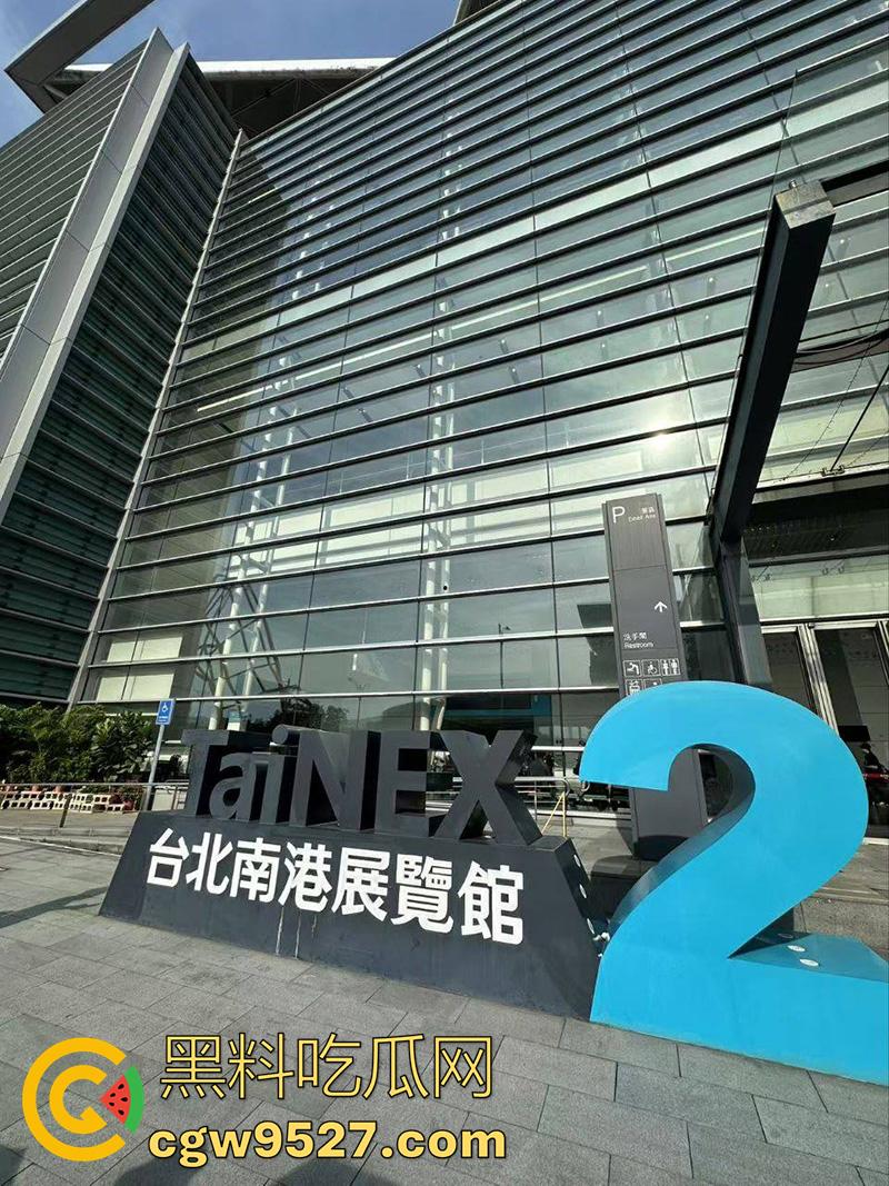 这才是男人天堂啊,台湾成人展盛况,各路老师齐聚一堂,大胆展示性爱姿势,这里面有你喜欢的老师吗?-1