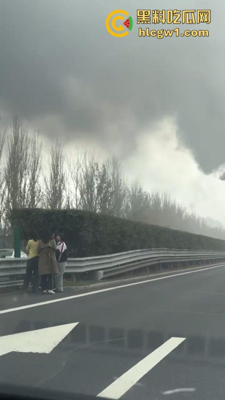 辽宁沈阳高速大巴车侧翻起火 50多名学生烧伤惨重 真实现场视频流出-7