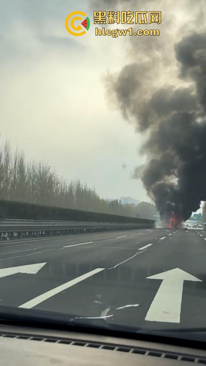 辽宁沈阳高速大巴车侧翻起火 50多名学生烧伤惨重 真实现场视频流出-9