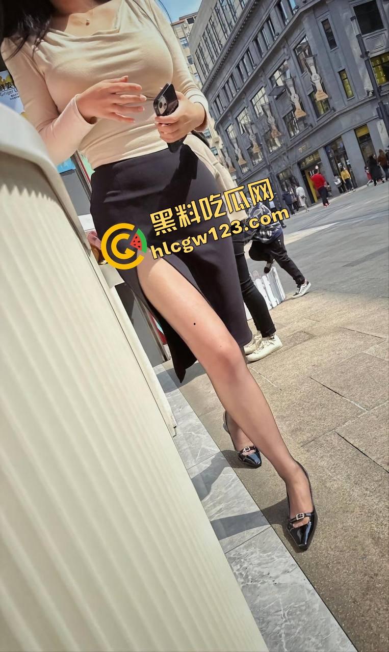 瓜友群里分享这丝袜这腿这骚劲儿,这少妇你能忍住不撸?群友们别光装哑巴忙着动手,是不是不行了?-1