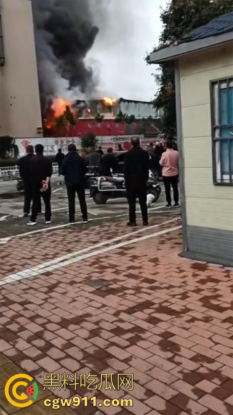 郑州市二七区合盛鞋城，上午发生重大火灾，据说这个鞋城已经是第二次着火，距上一次着火仅过去几个月！-2