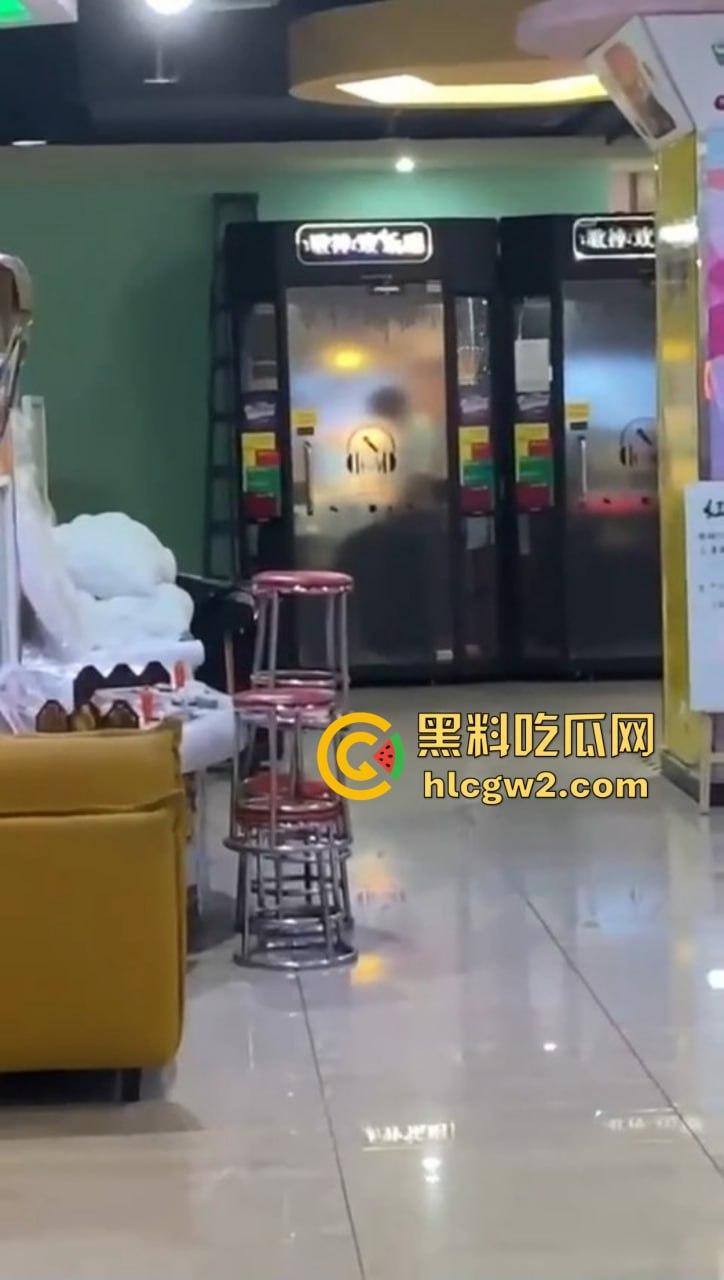 郑州万达K歌房变啪啪房！小情侣激情开战，小男友2分钟交卷，快枪手无疑！-1