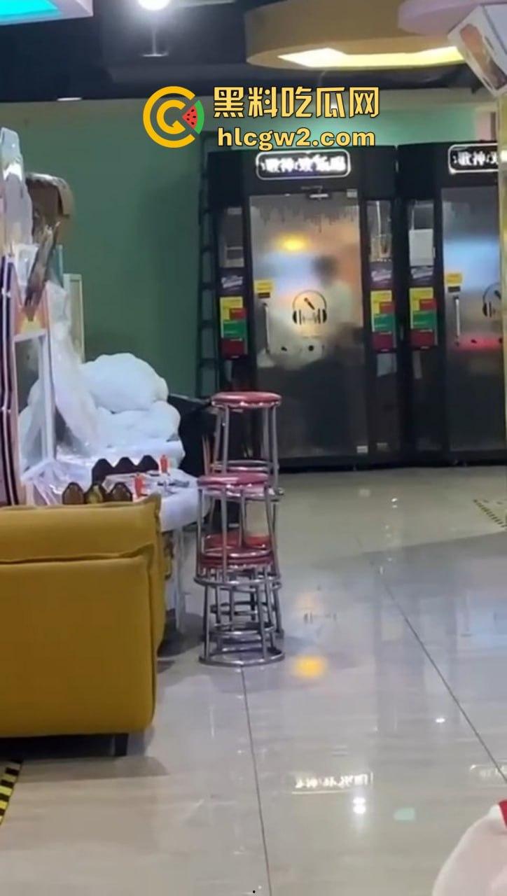 郑州万达K歌房变啪啪房！小情侣激情开战，小男友2分钟交卷，快枪手无疑！-6