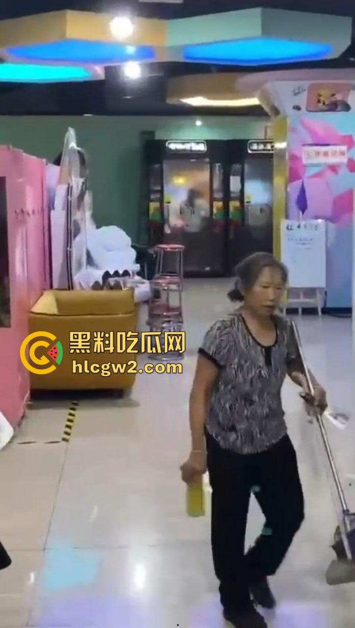 郑州万达K歌房变啪啪房！小情侣激情开战，小男友2分钟交卷，快枪手无疑！-7