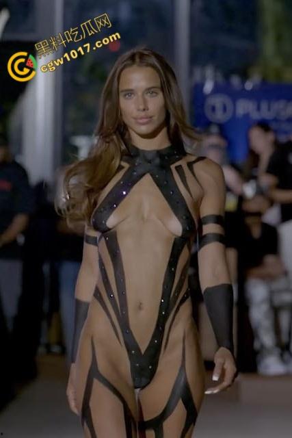 2025迈阿密泳装周【Farnello】胶带秀零布料全裸勾魂，金发超模乳臀春光乍泄，私处若隐若现，欲望炸裂T台！-5