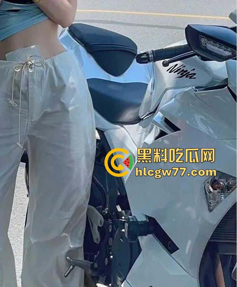 机车女神【懒洋洋】裸聊丑闻曝光 性感辣妹竟是隐藏网黄 视频露逼挑逗骑友 湿身直播性感撩人！-7