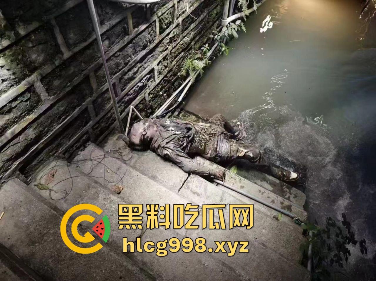 瓜友爆料！成都兰桂坊门口河里惊现浮尸，场面诡异引发热议！-9